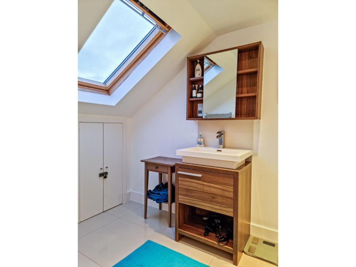 Pass The Keys Family Friendly 2 Bedroom Gem In Shepherd'S Bush London Eksteriør billede
